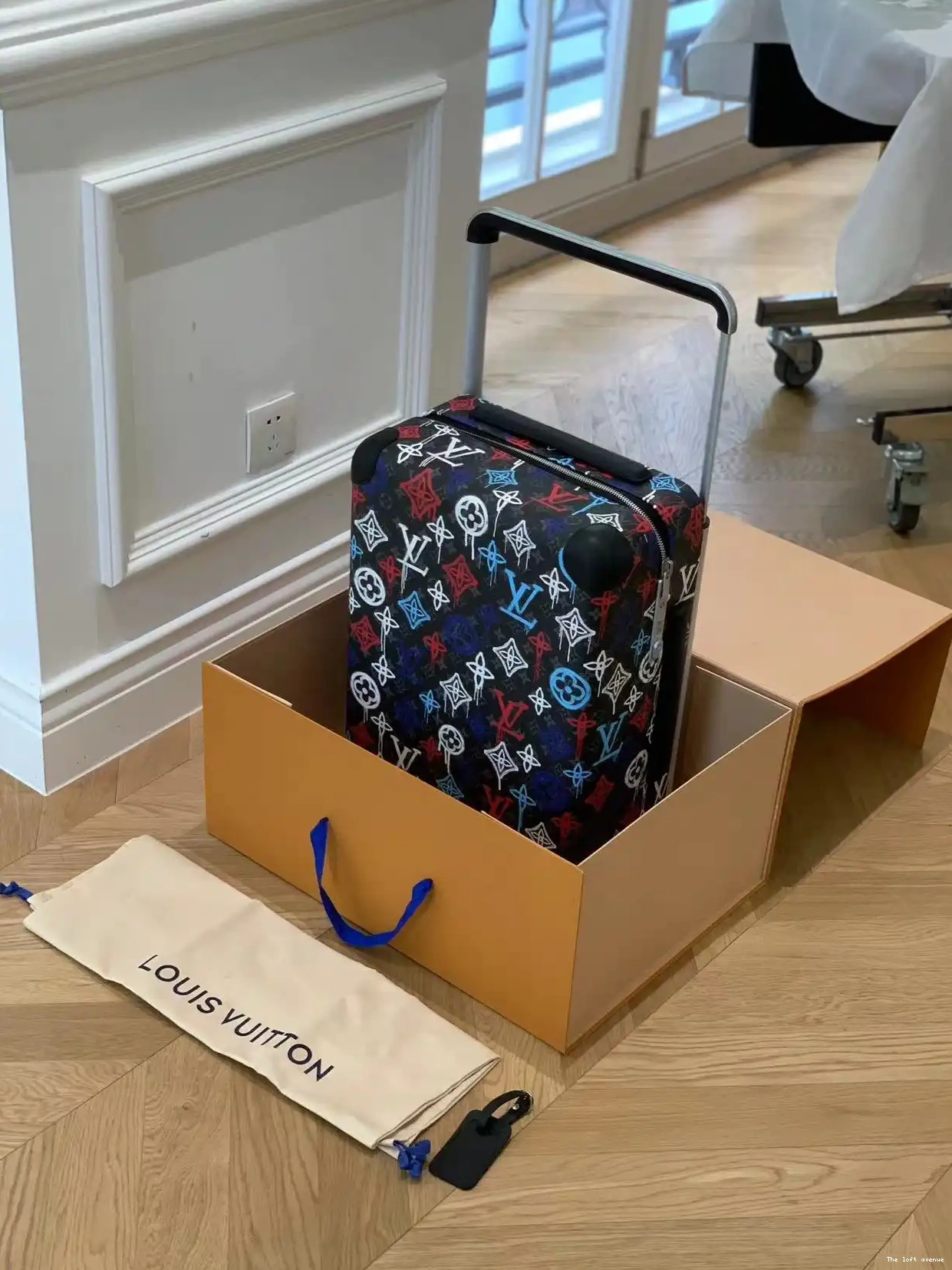 CABIN CUSTOM 55 GRAFFITI HORIZON 37L SUITCASE 0606